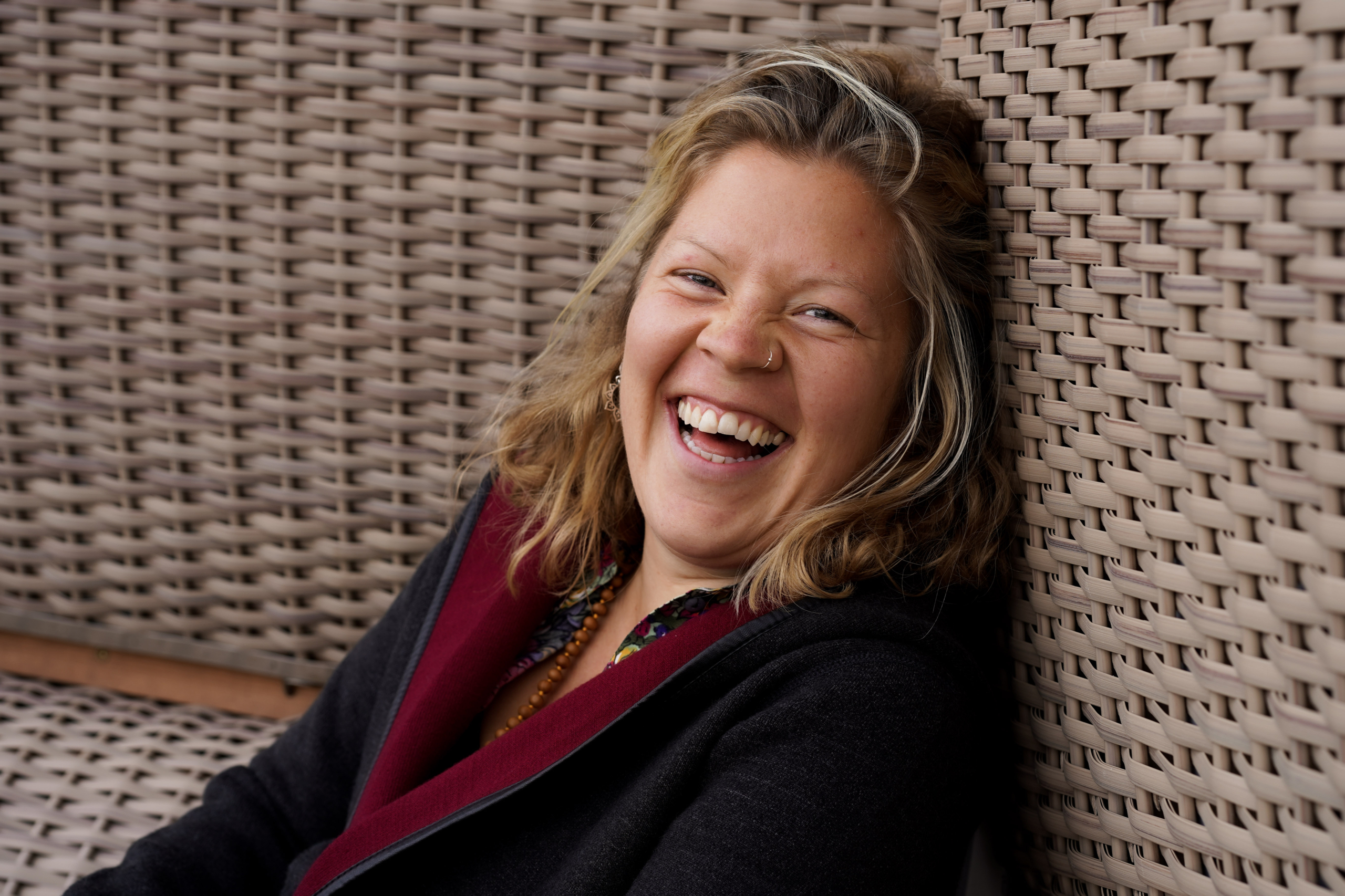 2177395A-443B-428B-B09E-31FAAE19D308 Sonja Eilermann lacht herzhaft.